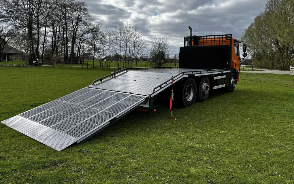 Trailer met Zwaarlast roosters oprijklep2.png