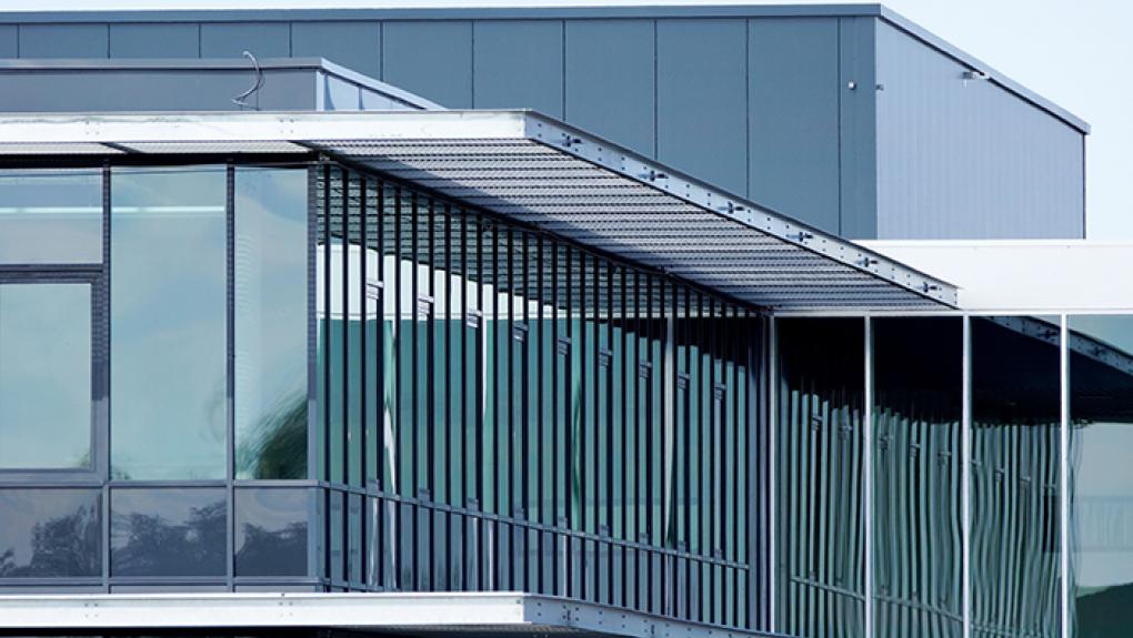 Stalen zonwering luifelroosters.jpg